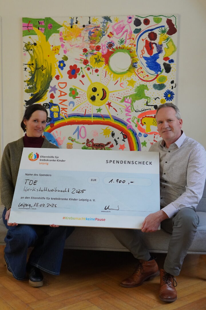 Am 29. November 2025 fand in unseren Werkstatthallen wieder unser Weihnachtskonzert in einer besonderen und inspirierenden Atmosphäre statt. Das Leipziger Symphonieorchester begeisterte mit seiner musikalischen Exzellenz und ermöglichte den vielen Gästen einen einzigartigen Einblick in die Entstehung und Interpretation großer Filmwerke.